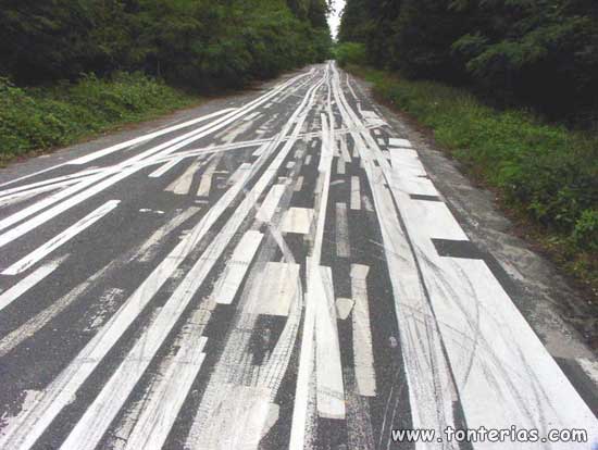 Estrada com marcacoes a mais